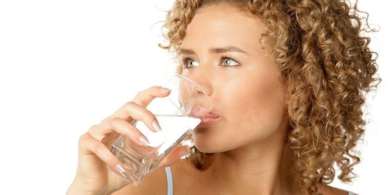 Nunha dieta para beber, debes consumir 1, 5 litros de auga purificada, ademais doutros líquidos. 