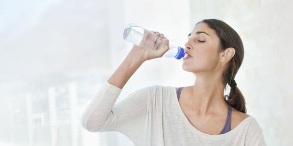 Para perder peso rapidamente, cómpre beber polo menos 2 litros de auga ao día. 