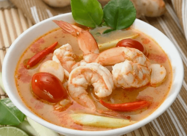 Sopa tom yam con camarón